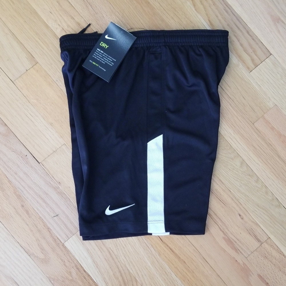Nike youth medium dry shorts